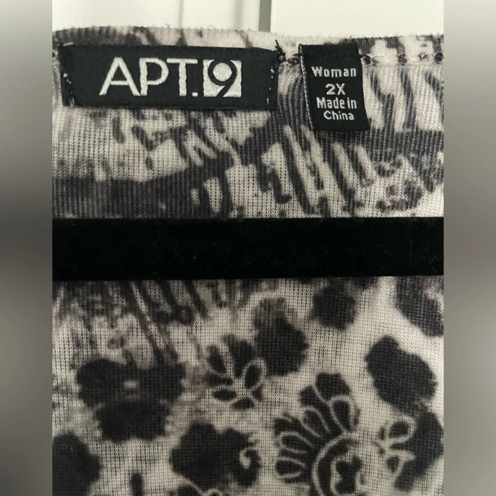 Apt 9 Womens Top 2X Peacock Print 3/4 Sleeve Artsy V Neck Black and White Casual - Picture 8 of 16